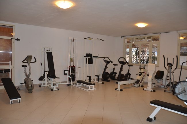 Una palestra con attrezzature per l'esercizio fisico.