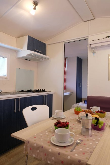 Una cucina moderna con tavolo apparecchiato per colazione.