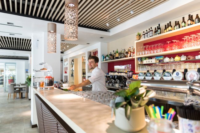 Bar moderno con bottiglie sugli scaffali.