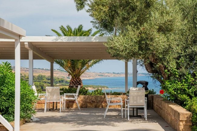 Terrazza con vista sul mare.
