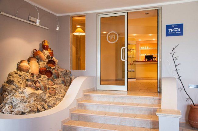 Ingresso di un centro benessere con vasi decorativi.