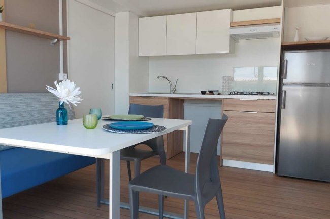 Cucina moderna con tavolo e sedie.