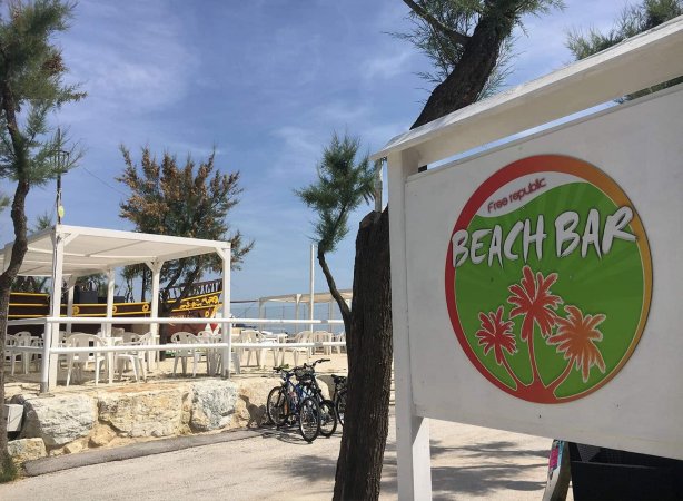 Beach bar all'aperto con biciclette.