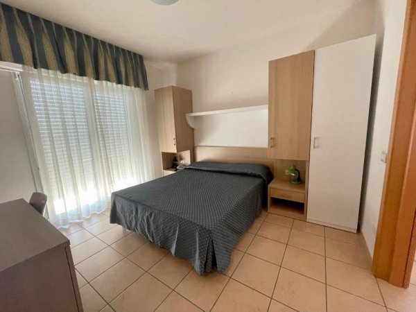 Camera da letto con letto matrimoniale e armadi.