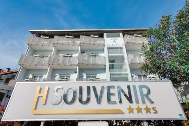 Insegna dell'albergo con cielo azzurro.