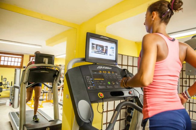 Persona su tapis roulant in palestra.