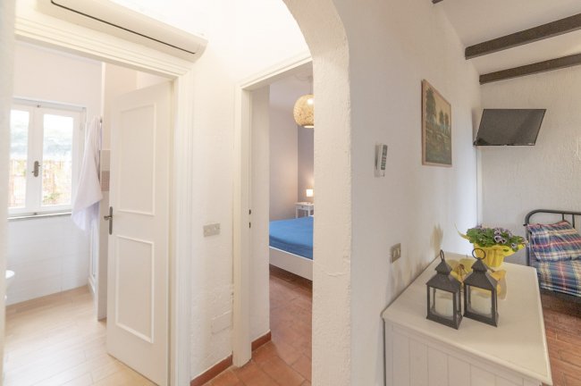 Corridoio luminoso con accesso a stanze.