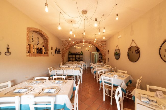 Sala da pranzo con luci pendenti.