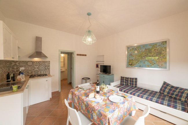 Cucina moderna con tavolo colorato, mappa a parete.