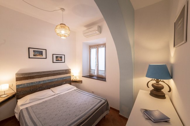 Camera da letto con letto matrimoniale.