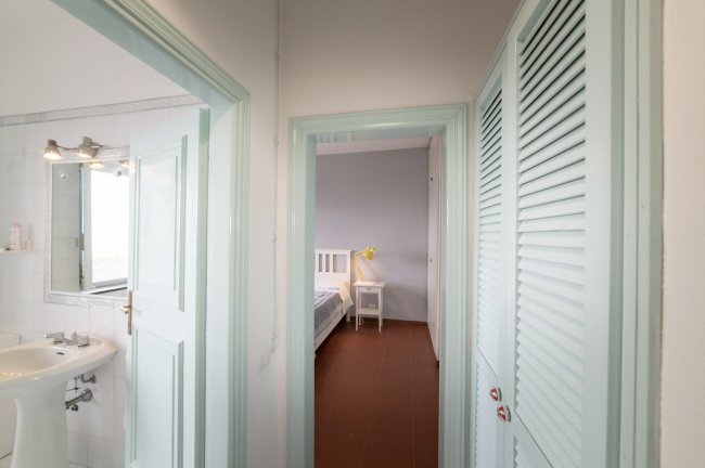 Bagno con vista su una camera da letto.