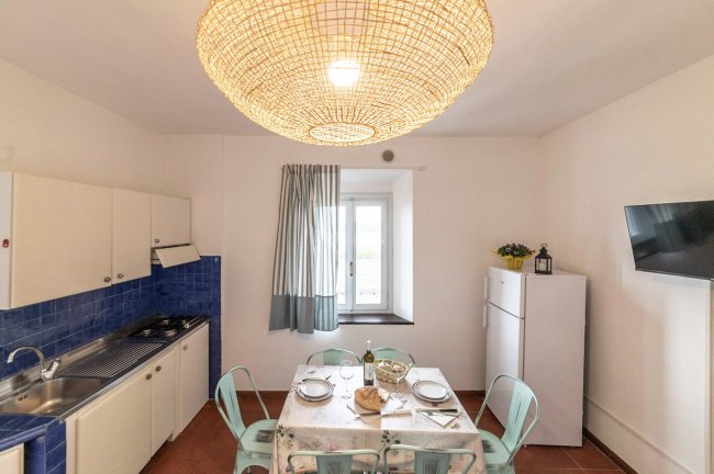 Cucina con tavolo da pranzo e lampadario.
