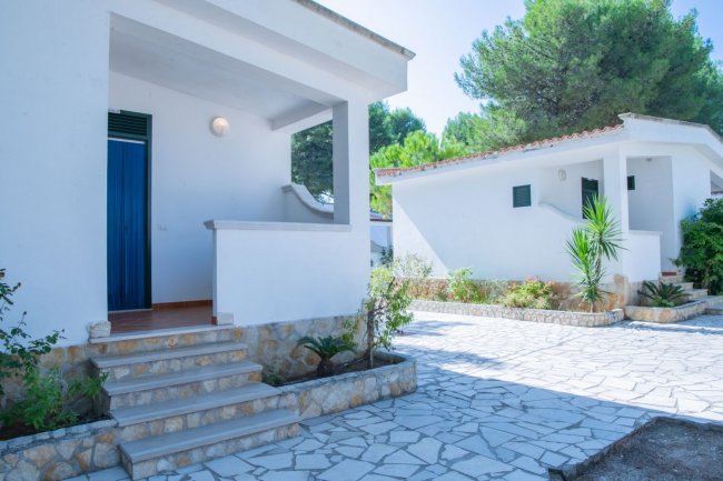 Villette bianche con scale e giardini.