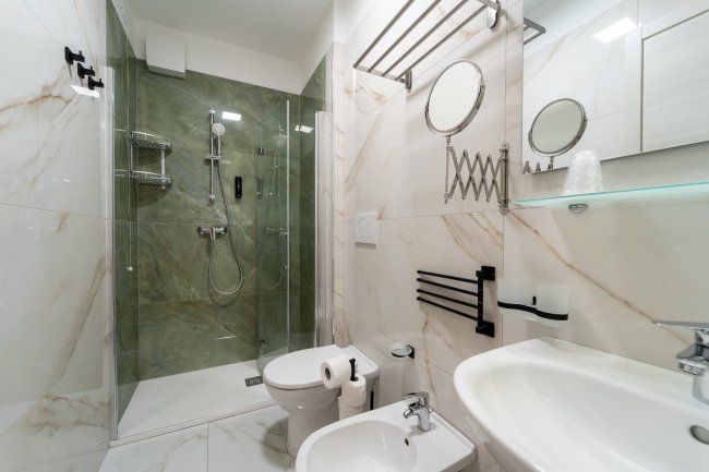 Bagno moderno con parete verde.