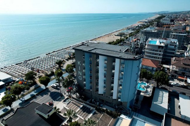 Hotel e spiaggia dall'alto.