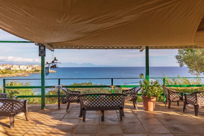 Terrazza con sedie e vista mare.