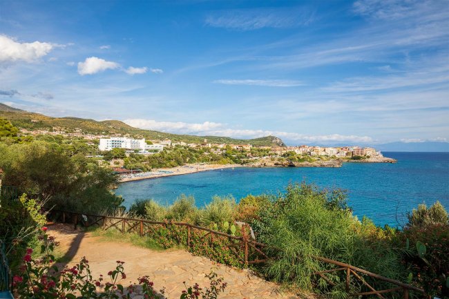 Vista costiera con mare, spiaggia e colline.