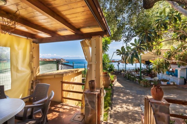 Terrazza con vista sul mare e giardino.