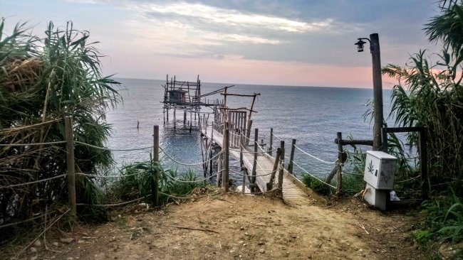 Molo in legno che si estende nel mare.