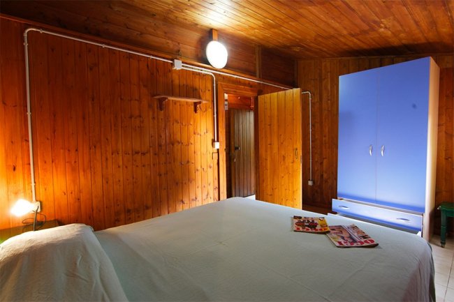 Stanza con letto matrimoniale e armadio blu.