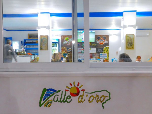 Interno di una caffetteria con insegna 