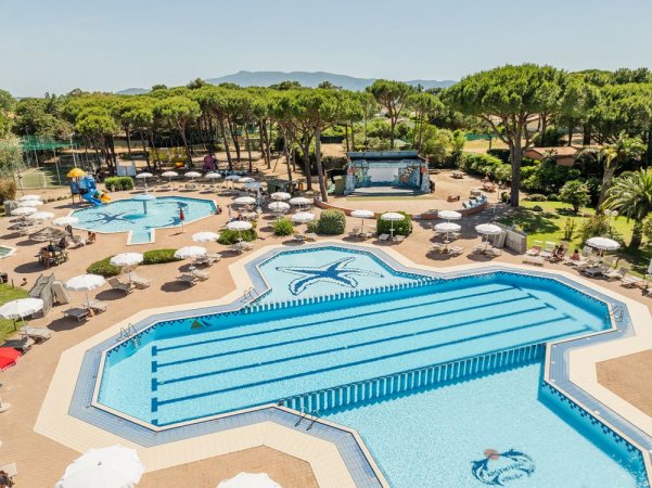 Piscine a forma di stella con ombrelloni bianchi e vegetazione.