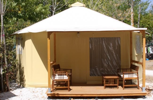 Tenda beige con veranda e sedie.