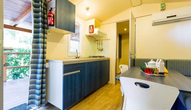 Cucina con tavolo e sedie moderne.