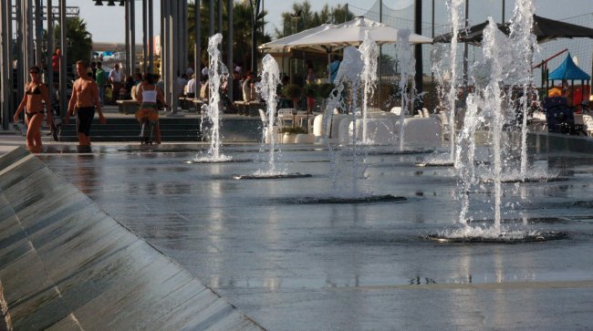 Fontane con persone che camminano intorno.