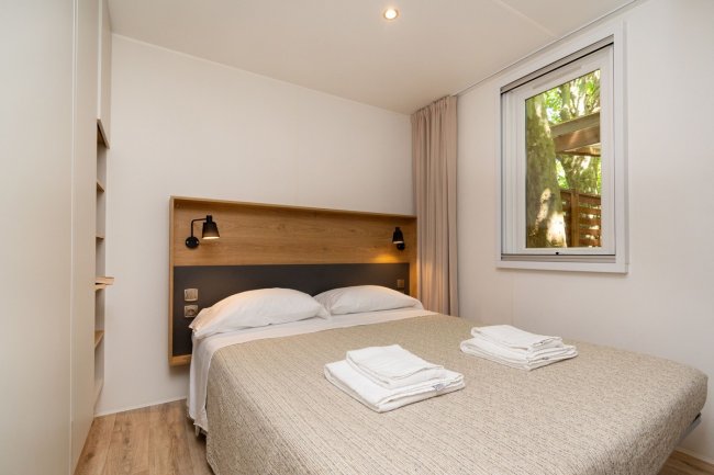 Camera da letto moderna con letto matrimoniale.