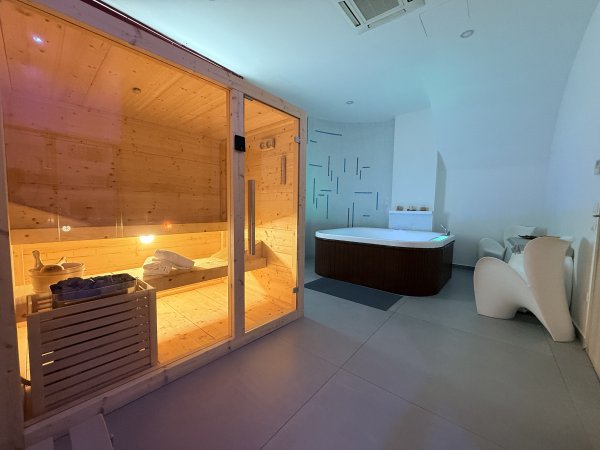Sauna e vasca idromassaggio in una spa moderna.
