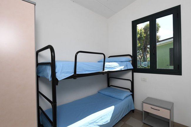 Camera con letto a castello e finestra.