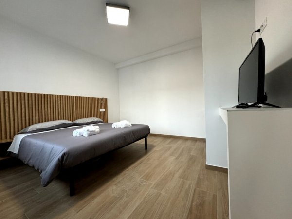 Camera da letto minimalista con letto matrimoniale.