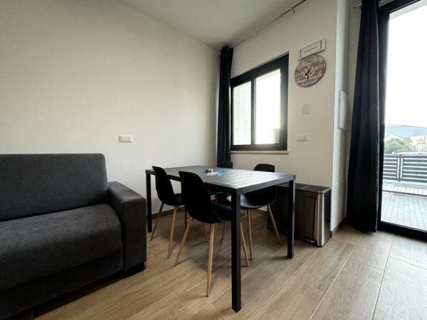 Sala con tavolo da pranzo e divano.