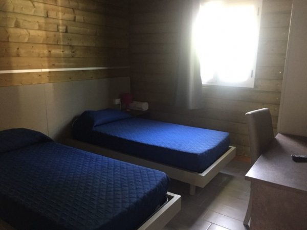 Camera con due letti singoli blu.