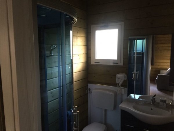 Bagno con doccia e finestra chiusa.