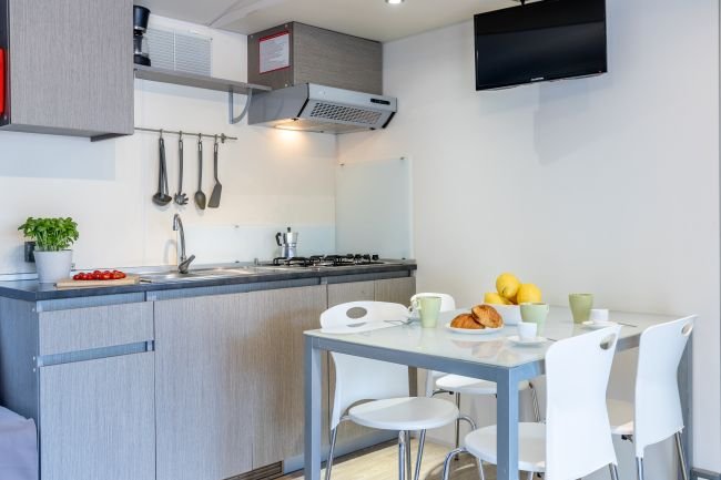 Cucina moderna con tavolo da pranzo apparecchiato.