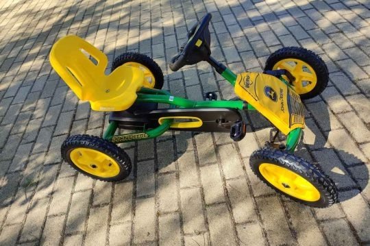 Go-kart giocattolo giallo e nero.