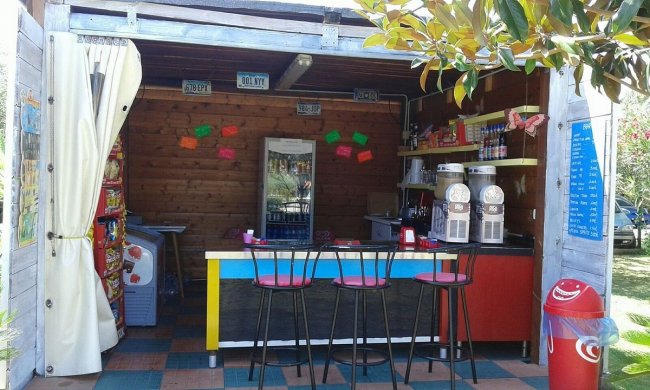 Chiosco con sedie e snack.