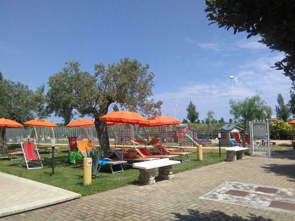 Area relax con lettini e ombrelloni.