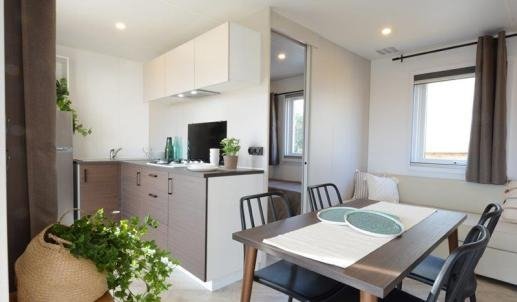 Cucina con tavolo da pranzo e sedie.