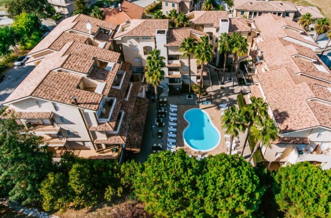 Complesso residenziale con piscina centrale.