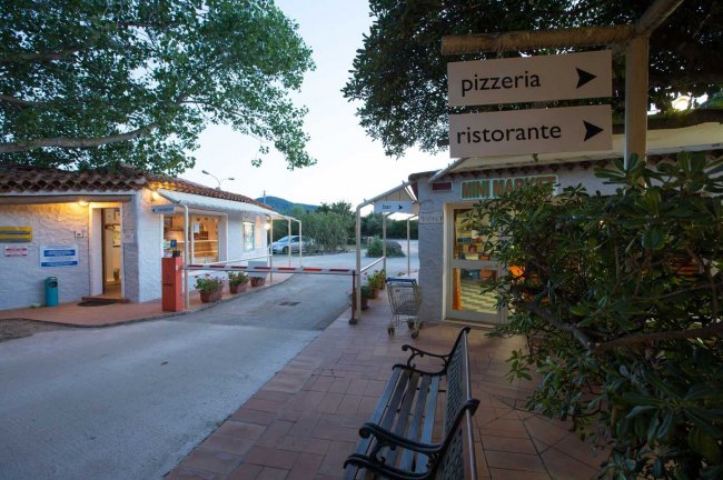 Strada con segnaletica per pizzeria e ristorante.