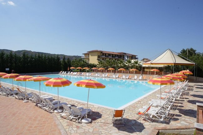 Piscina con ombrelloni colorati.