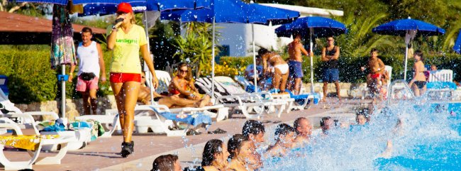 Persone in piscina partecipano a un'attività acquatica.